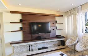 كيفية تعليق شاشة التلفاز على الحائط وتركيبها بـ 4 خطوات فقط كماشة