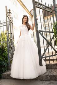 Das familienunternehmen kleemeier aus hof/bayern vereint atemberaubende brautmode und abendmode mit den passenden accessoires. Kleemeier Brautkleid Salon Kiel