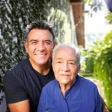 Muere la mamá de Héctor Sandarti a pocos días de su cumpleaños