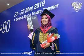 Kami melalui astroawani.com bertanya pada pembaca mengenai hukuman yang wajar dikenakan kepada graduan yang berselfie semasa konvokesyen. Uitm Fc Tahniah Kepada Nur Aina Syasya Binti Mohd Fadhil Facebook