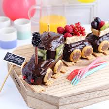 Le Petit Train De Marchandises Avec Le Marbre Pepito Cuisine Et Boissons Delicieux Gateaux Alimentation