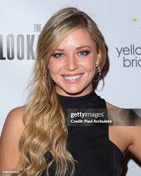 Tara Holt's Instagram, Twitter & Facebook