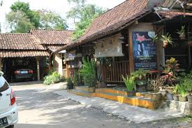 Tempat makan di sentul yang pertama ini sangat cocok buat kamu, ketika mengajak keluarga buat salah satu menu makanan paling recommended di sini adalah sate tulang ayam lengkap kalau keluar dari pintu tol sentul selatan dari tol jagorawi, kamu akan melihat ikan bakar bambu karimata. Ayam Goreng Kampung Yang Gurih Dan Empuk Ala Kebon Ndhelik Yogya Gudegnet