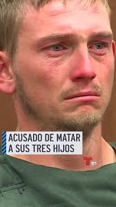 Un padre está acusado de asesinar a tiros con un rifle a sus tres hijos  pequeños, de tres, cuatro y siete años. La madre también fue baleada pero  no sufrió lesiones que pusieran en riesgo su vida, ...