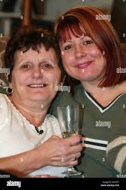 Mary Martin, 55 anni, di Trimley St Mary, Suffolk, (a sinistra) celebra con  sua figlia Lorraine Wells la notizia che i piani di deportarla in America  sono stati messi in attesa mentre