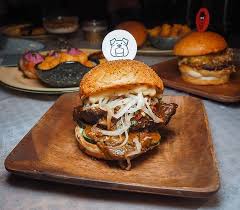 Tidak ada aturan khusus dalam memasak dan menyajikan burger. 5 Resto Ini Punya Menu Burger Yang Enak Banget Dijamin Bikin Nagih