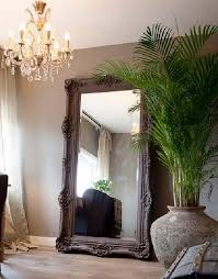 12 Ideas Para Decorar Con Espejos Grandes Enclavedeco Com Espejos De Piso Decoracion De Interiores Espejos En La Sala