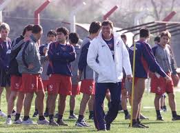 Falcioni, que ocupó el banco de suplentes de independiente hace 15 años, se presentó este jueves por la mañana en el predio de villa domínico. Luego De No Llegar A Un Acuerdo Con Hernan Crespo El Nuevo Director Tecnico De Independiente Seria Julio Cesar Falcioni Tnt Sports