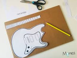 Fabriquer Une Guitare En Carton Carton Guitare Deguisement A Fabriquer