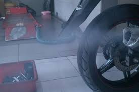 Tahukah anda apa penyebab dan cara mengatasi keluar asap dari knalpot mobil? Beda Asap Hitam Dan Putih Yang Keluar Dari Knalpot