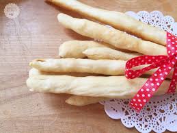 Per i grissini fatti in casa con lievito madre, si prepara l'impasto aggiungendo un pezzetto di lievito madre, che, oltre a conferirgli un sapore maggiore, dona ai grissini anche quel profumo classico dei prodotti da forno. Grissini Fatti In Casa Con Farina Di Tipo 1 Ricette Al Volo