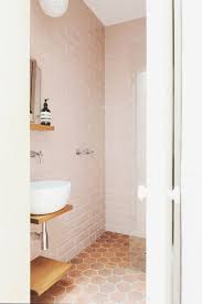 Découvrez un grand choix de carrelages spécifiques salle de bain pour une ambiance rétro, zen ou contemporaine avec des imitations bois, pierre etc… en matière d'aménagement de salle de bain, le carrelage est devenu un matériau d'excellent choix. Le Theme Du Jour Est La Salle De Bain Retro Salle De Bain Retro Salle De Bain Extraordinaire Salle De Bain Tendance