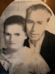 Working at my mom's frame shop today, and this guy stopped me in my tracks!  Lol hey, little dude!