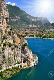 Foto dei laghi italiani nella zona prealpina tra italia e svizzera: Immagini Stock Il Piu Grande Lago Italiano Il Lago Di Garda Italia Image 14367160