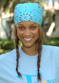 La bandana, accessorio adatto sia ai maschi che alle femmine, va messo a triangolo sulla testa e annodata dietro la nuca e può essere una valida alternativa al classico cappellino. Tutte Vogliono La Bandana 8 Modi Cool E Facilissimi Di Indossarla Questa Estate