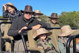 Les 1er et 2 juillet 2011, l'ancienne nageuse apparaît dans trois sublimes robes pour dire oui à l'homme de sa vie. Princess Charlene Of Monaco Puts On A United Front In Family Instagram Daily Mail Online