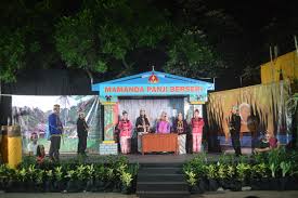 Pengertian seni teater dalam arti sempit seni teater adalah pertunjukan drama di depan orang banyak. Mamanda Wikipedia Bahasa Indonesia Ensiklopedia Bebas