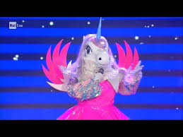 La cantante si è nascosta dietro i panni dell'unicorno ma nonostante una buona performance de 'la luna bussò' è finita al televoto con il mastino napoletano. Il Cantante Mascherato Ecco L Eliminato Della Prima Puntata Youtube