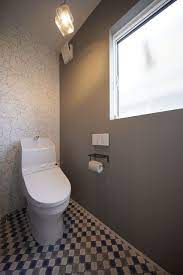 モノトーンでまとめられた大人テイストの落ち着くトイレは 壁紙で遊び心をプラス トイレ 壁紙 トイレのアイデア シンプル トイレ