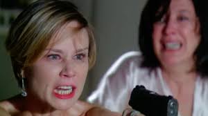 Final A Favorita: Lara atira em Flora para salvar Donatela: “Uma assassina  que nem eu”