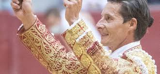 Diego Urdiales planta cara a Roca Rey por naturales y sale por la puerta  grande con tres orejas