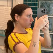 taking break from reminding you to come to all the shows I've announced to  introduce you to summer carol. Summer carol is similar to winter carol but  less…cold and full of dread ?