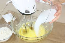 Uniamo Lo Zucchero Poco Alla Volta Fino A Quando Non Si Sara Ben Amalgamato Continuiamo A Mescolare Con Le Fruste Ricette Di Cucina Ricette Cibo