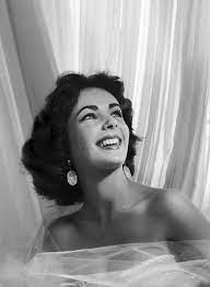 According to lawrence schiller's memoir, marilyn & me, which vanity fair published, monroe was extremely jealous of her rival star. Elizabeth Taylor Glamour Portrait Palm Springs Von Bob Willoughby 1951 Fotografie Artsper 584106