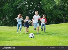 Aber wie ist das eigentlich für mama und papa, wenn sie mich ständig zum training bringen müssen? Stockfotos Kinder Spielen Fussball Bilder Stockfotografie Kinder Spielen Fussball Lizenzfreie Fotos Depositphotos