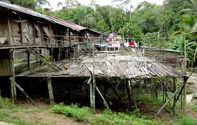 Rumah terpanjang ada di sarawak malaysia bangsa ini yang mendiaminya sangat unik. Iban Longhouse Sarawak