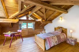 Chambre De Petite Fille En Sous Pente Dans Charmante Maison En Bois A La Montagne Charpente Apparente Et Lucarne De Toit E Maison Bois Lucarne De Toit Maison