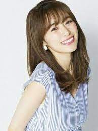 この画像のページは モデル 泉里香の髪型の秘密 オーダー法 セット 美容院を調査 の記事の12枚目の画像です 泉里香の髪型のセット方法 とは 泉里香さんの髪型のセット方法は ゆる巻き が基本です 耳より下の髪をゆるく巻くことで 女性らしいふんわりと