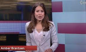 Nieuwslezeres astrid kersseboom valt in live uitzending van plateau tijdens nos journaal van 13.00 op 3 november 2018 npo1. Heftig Dit Gebeurde Er Vanochtend Met Nos Nieuwslezeres Amber Brantsen Grazia