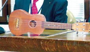 Invia tramite email postalo sul blog condividi su twitter condividi su. Trovata La Soluzione L Ukulele Di Rino Gaetano Sara Esposto Nel Salone Della Lega Navale Il Quotidiano Del Sud
