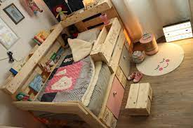 Betten sind unter den palettenmöbeln besonders beliebt und es gibt zahlreiche varianten, wie das palettenbett gestaltet werden kann. á… Kinderbett Aus Europaletten Palettenbett Fur Kinder Anleitung