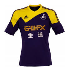 En el día de hoy, el swansea city association football club, club galés que disputa la premier league, la primera liga inglesa, ha presentado su nueva equipación visitante, obra de adidas, marca que viste al club desde hace ya 3 años. Swansea City 2013 14 Away Kit
