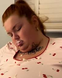 She faints when she laughs 😲