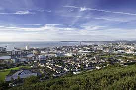 Swansea tiene un clima templado, típico del oeste de gran bretaña, con un clima más suave en las zonas montañosas y en los valles interiores actualmente la población de swansea se encuentra en crecimiento. Swansea Wikipedia