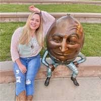 Mandy Beckett's Instagram, Twitter & Facebook