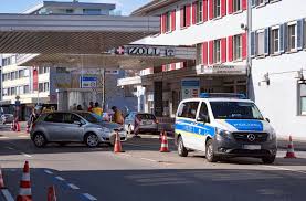 Staus an der grenze zur schweiz die schließung der meisten grenzübergänge zwischen. Junge Vermisst Oma In Corona Zeiten Schweizer Bub Bittet Bundespolizei Um Hilfe Die Reagiert Ruhrend Polizeibericht Stuttgarter Zeitung