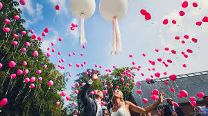 Möchte man sich auf der hochzeitsfeier einbringen und für etwas die spiele sorgen für unterhaltung auf der feier und sind nachher eine schöne erinnerung an den auf der hochzeit: 7 Ideen Die Bei Euren Gasten Fur Unterhaltung Sorgen Flitterbook