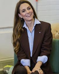 Kate Middleton inova em look marrom e adota sapatos diferentes que são tendência em 2026