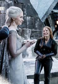 Theron stars as evil queen ravenna, who betrays her good sister freya (blunt) with an unforgiveable act, freezing freya's heart to love and unleashing in her an icy power she. 13 The Huntsman Winter S War Ideas Huntsman Winters Huntsman Movie