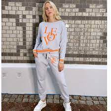 Explore our selection from top brands to see everything from classic sweatpants styles to cargo and denim options for both men and women. Jogger Love Grau Miss Goodlife Store