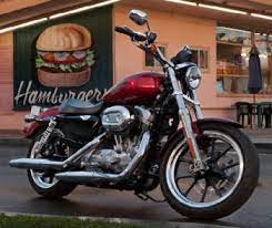 Les jantes en alliage de 18 et 17 pouces sont chaussées de pneumatiques michelin scorcher type 11. Harley Davidson Sportster Sportster Xl 883 Superlow Modell 2012 Das Bike