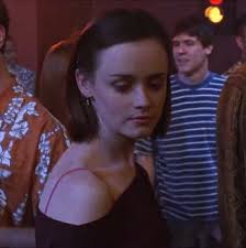 am i the only one who noticed that the guy in the spring break ep looked a  little like jess, atleast in this scene? : r/GilmoreGirls