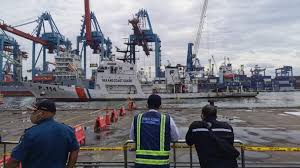 新華社報道稱引述印尼海岸防衛隊指揮官、上尉蘇里亞（eko surya hadi）對當地電視台說：「我們找到人體殘肢、求生衣、飛機燃油以及飛機殘骸。」 印尼國家交通安全委員會（national committee for transportation safety）官員稱，已發現疑是屬於客機的殘骸。 Ak3fvpbmvmuogm