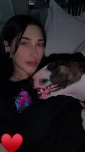 Barry y su mamá: La adoración canina de Rhea Ripley