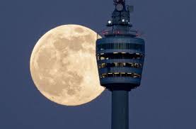 Ein „supermond ist zu sehen, wenn der erdtrabant auf seiner reise um die erde den erdnächsten punkt erreicht. Naturphanomen Am Mittwochabend So Wird Die Sicht Auf Den Supermond In Baden Wurttemberg Baden Wurttemberg Stuttgarter Zeitung