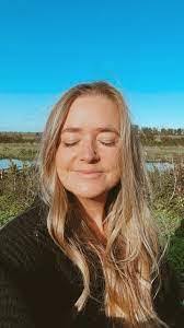 Bonnie Stowell's Instagram, Twitter & Facebook